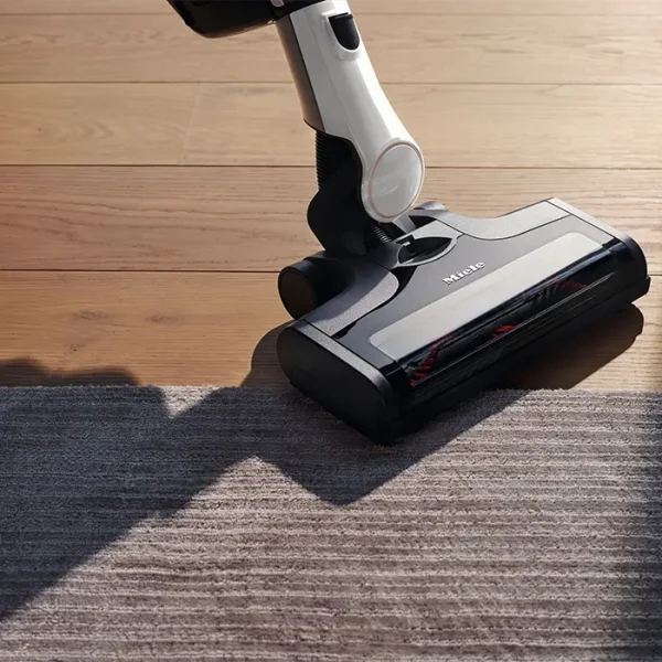Miele Triflex HX2 cleaning on carpet and wood floors