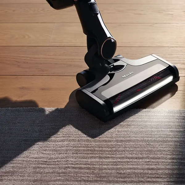 Miele Triflex HX2 Cat & Dog cleaning on carpet and wood floors